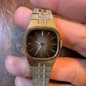 vintage Seiko ladies gold tone mechanical hand wind watch